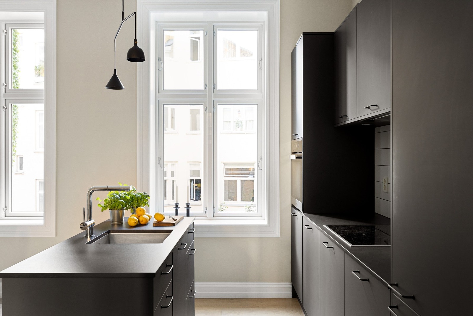 Planløsningen er arealeffektiv og byr på rikelig med både skap- og benkeplass, samt en praktisk kjøkkenøy som gir ekstra arbeidsflate og naturlig samlingspunkt. Galleribilde