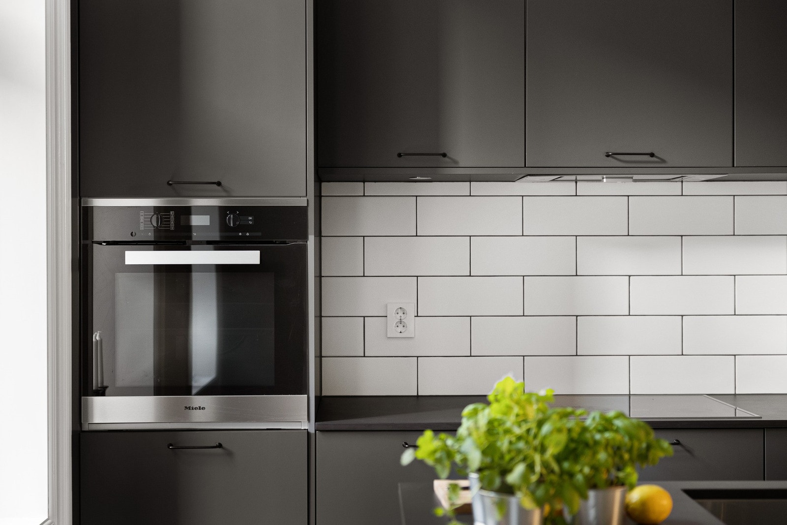 Innredningen er levert av Crown og har elegante, sorte og slette fronter kombinert med en slitesterk benkeplate i kompositt (Diapol) med underlimt stålkum, som gir et helhetlig og eksklusivt uttrykk. Galleribilde