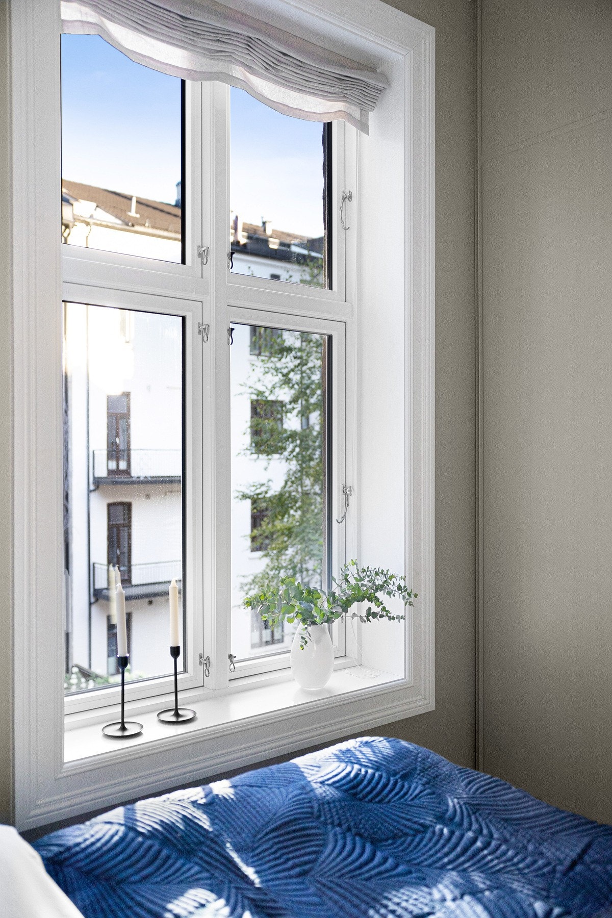 Rommet får rikelig med dagslys fra et stort vindu som vender inn mot bakgården. Galleribilde