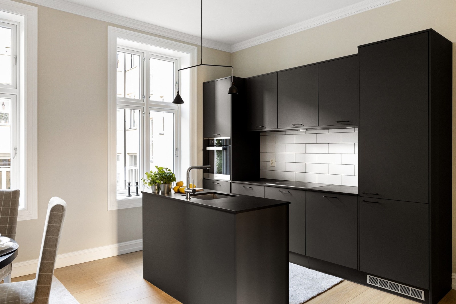 Kjøkkenet ble oppgradert i 2018 og fremstår moderne, stilrent og svært funksjonelt utformet. Galleribilde