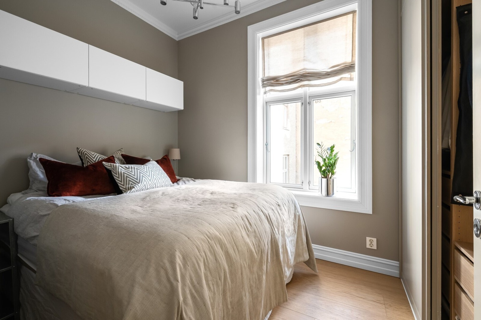 Soverommet er pusset opp i en delikat beige-tone i 2018, og fikk på samme tid nytt, enstavs parkettgulv. Galleribilde