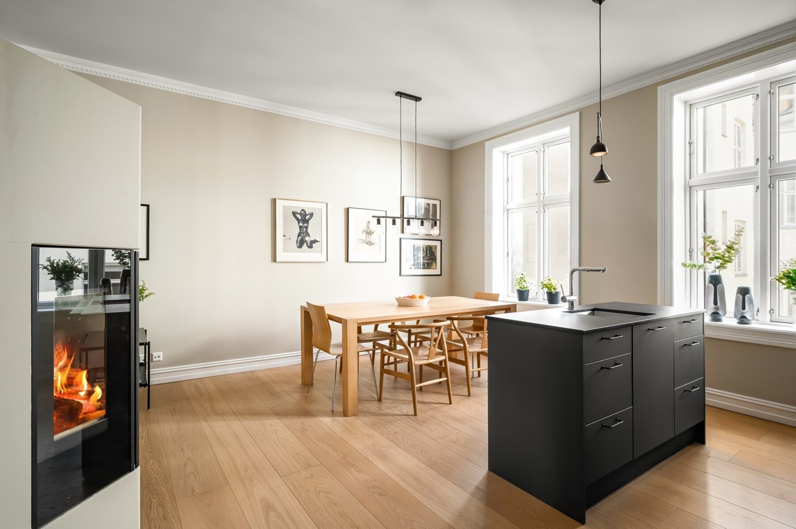 Leiligheten ligger stille og skjermet til i indre gård, noe som gir en behagelig ro midt i et av Oslos mest populære områder. Galleribilde