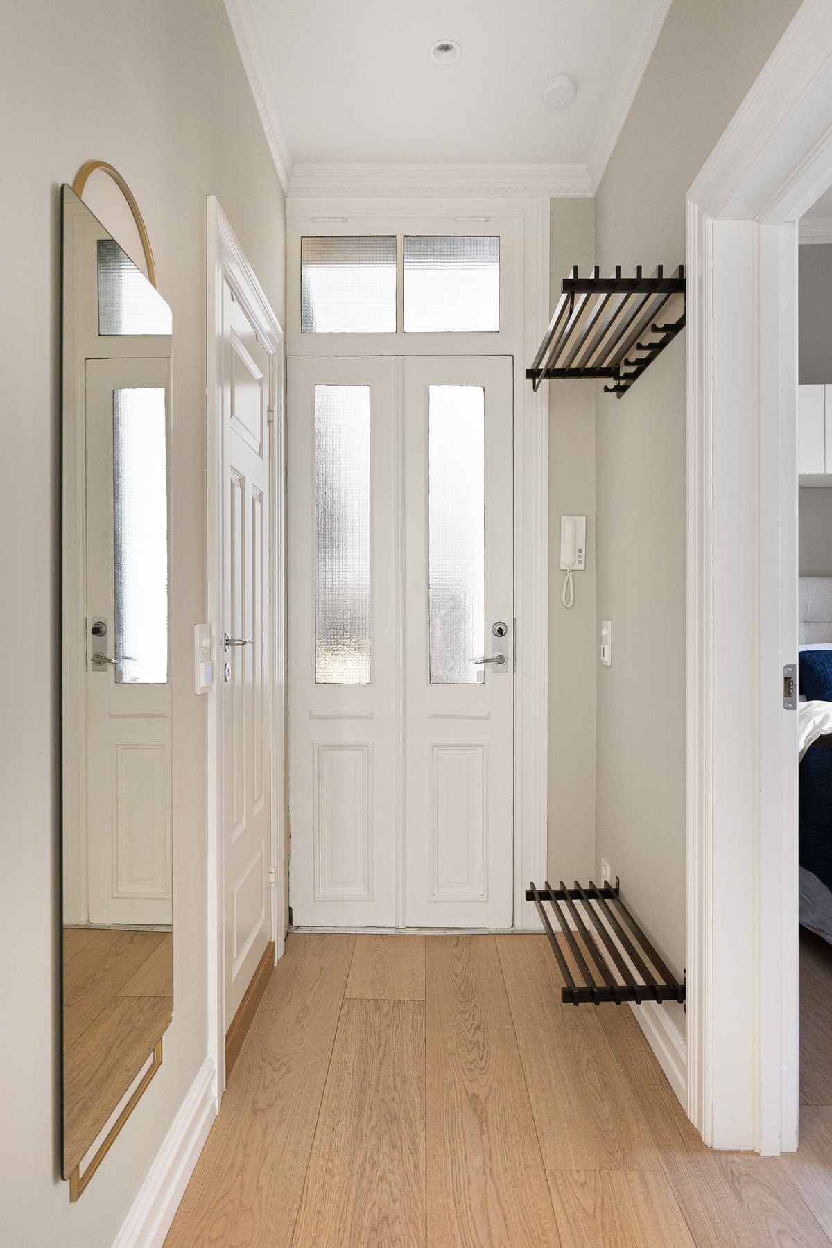 Leiligheten ligger i tredje etasje, og har adkomst via felles trappeoppgang. Entréen byr på god plass for oppbevaring av yttertøy. Galleribilde