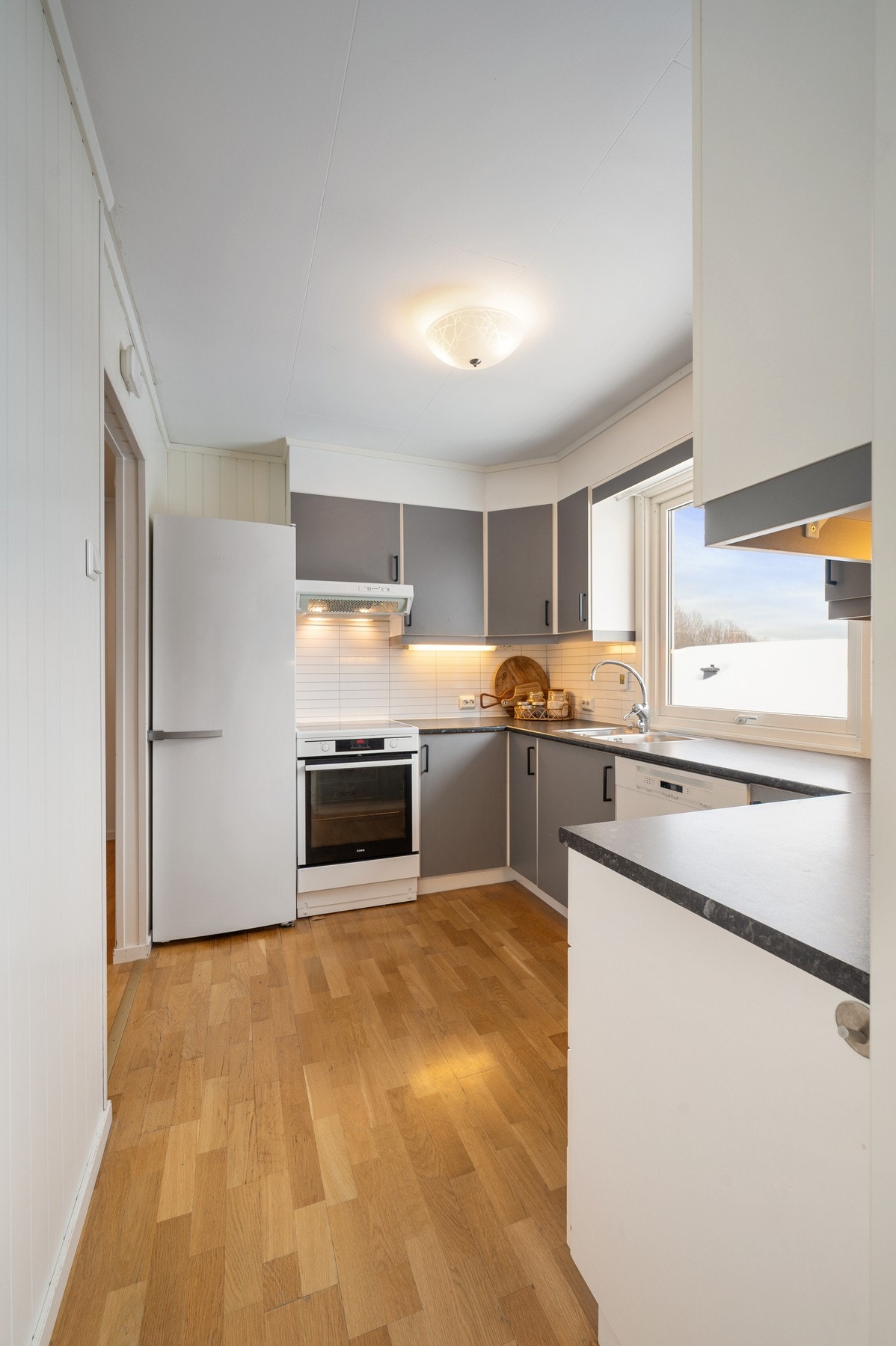 Videre fra spisestua kommer vi inn til kjøkkenet Galleribilde