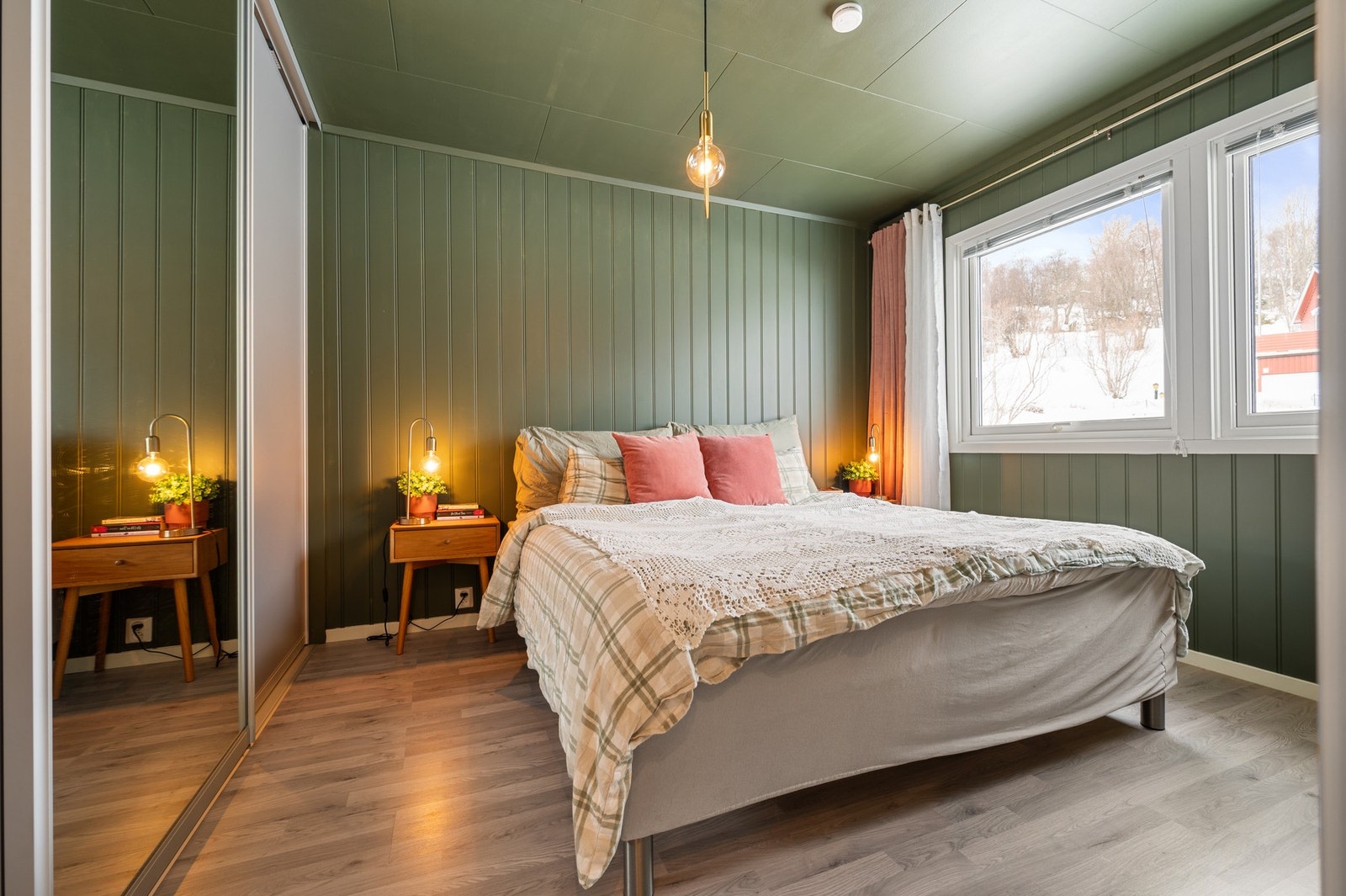 Soverom 1 har en nyere skyvedørsgarderobe montert i 2020 Galleribilde