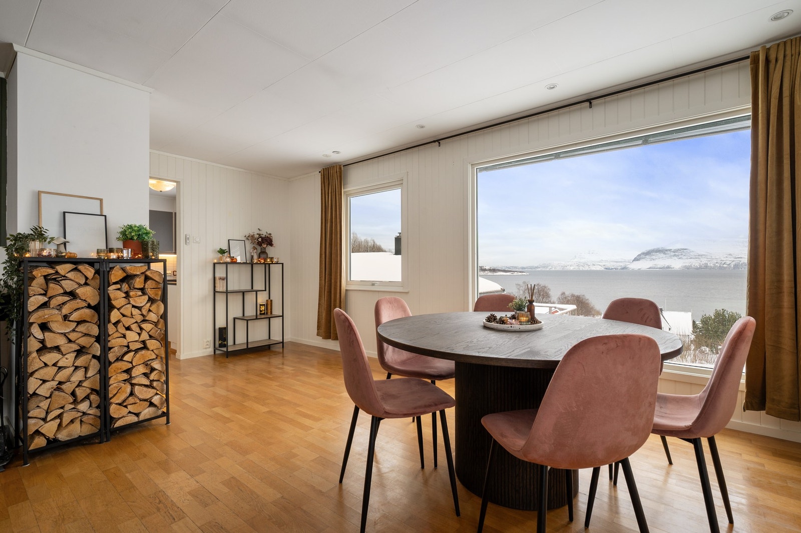 Kjøkken- og stuevindu har elektriske utvendige persienner Galleribilde