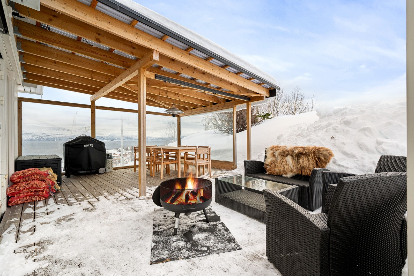 Delvis takoverbygg skaper fleksible områder som kan brukes ofte! God plass til grill, utemøbler og sosiale lag Galleribilde