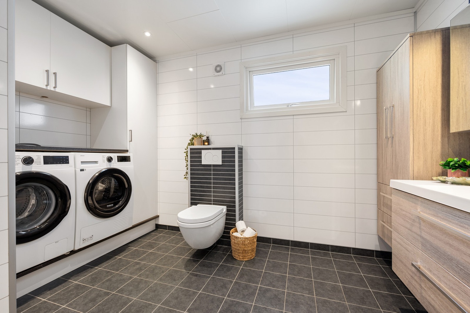 Røropplegg for vaskemaskin og spesialtilpasset seksjonsinnredning Galleribilde