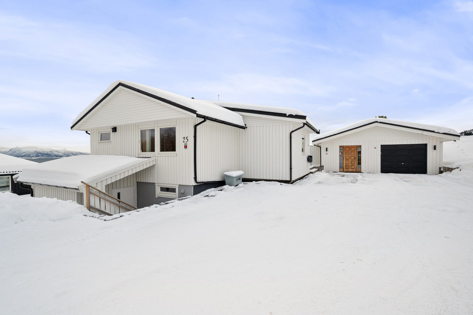 Trapp til venstre med inngang til utleiedel i underetasje Galleribilde