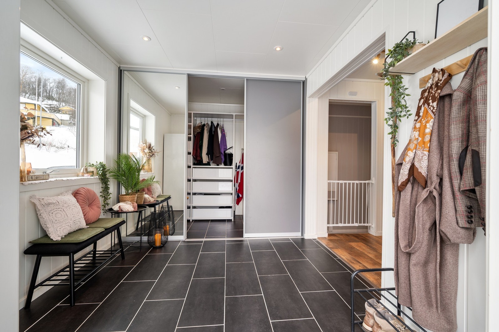 Lys og romslig entré med god garderobeløsning Galleribilde