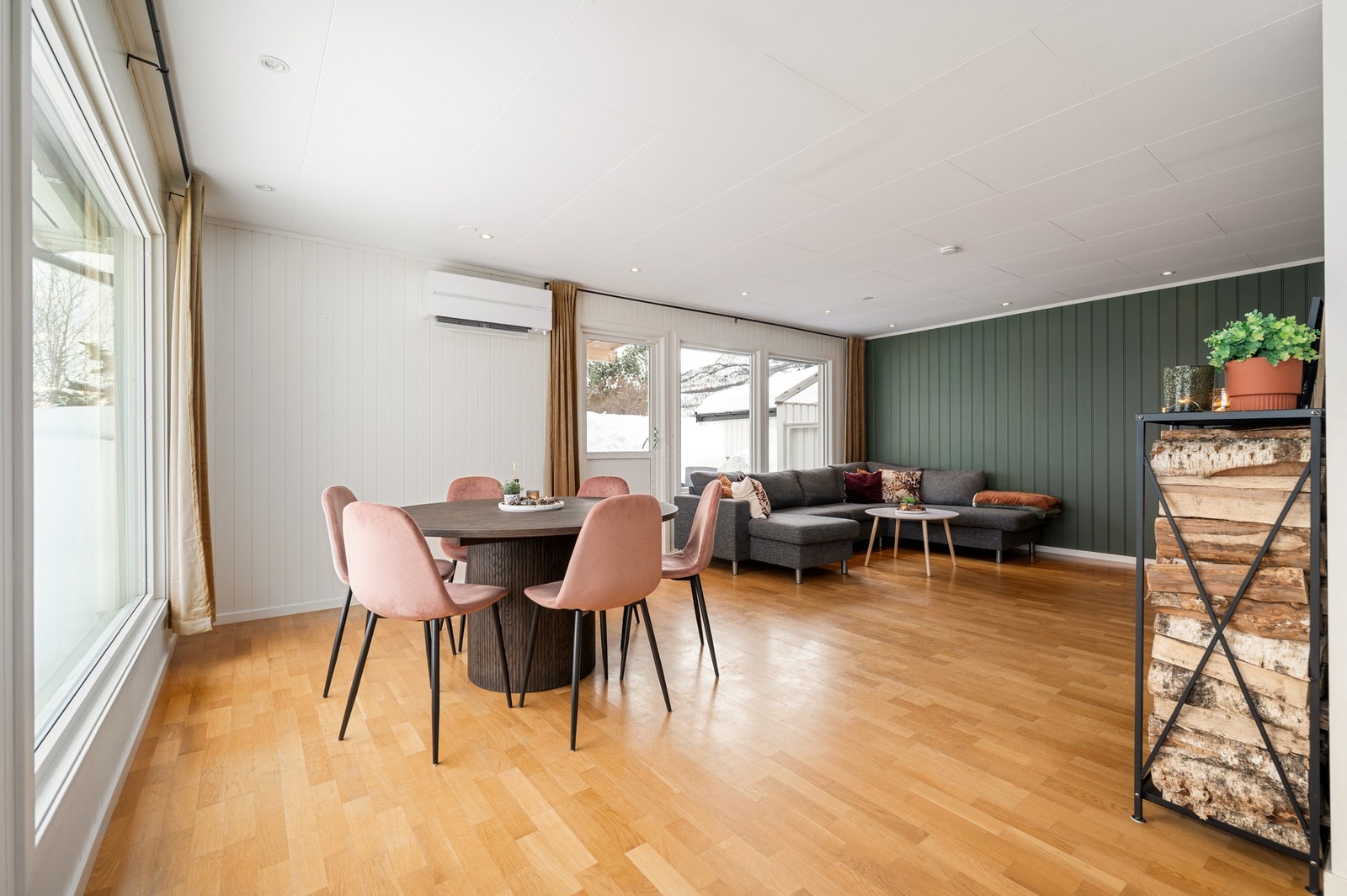 Her er det god plass til å møblere med både sofagruppe og spisestue Galleribilde