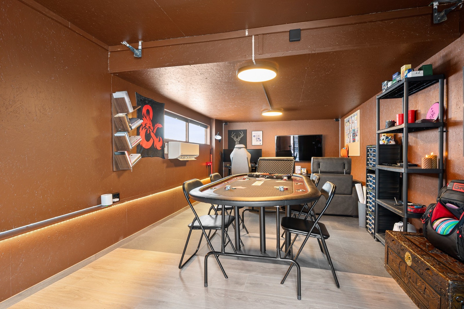 Omtrent halve garasjen er innredet til film/gaming/spillrom Galleribilde