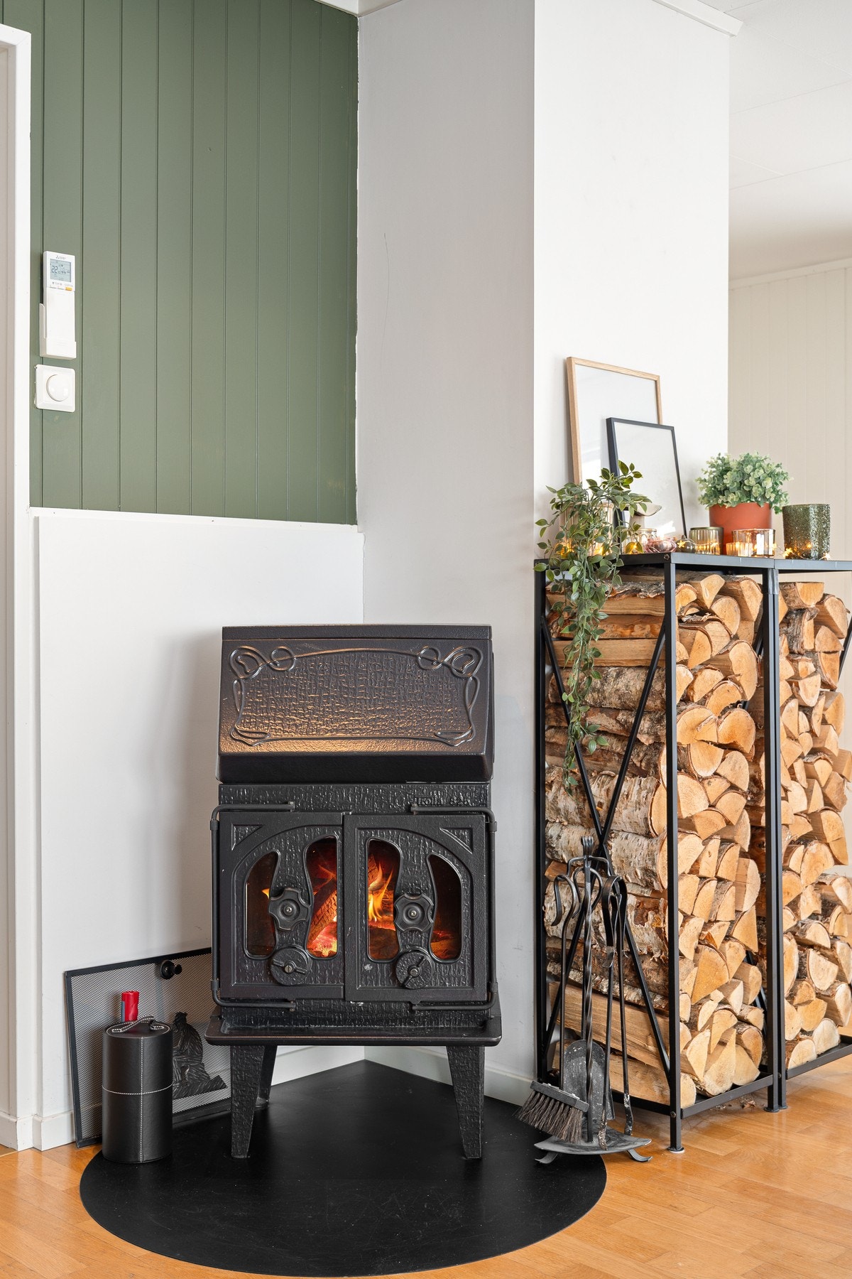 Det er både varmepumpe og vedfyring til oppvarming - koselig med fyr i ovnen på kalde dager! Galleribilde