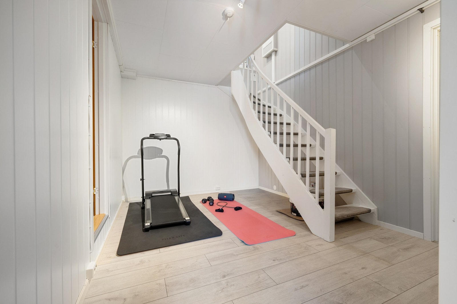 I underetasje er det innredet treningsrom og stue i hoveddel av boligen Galleribilde