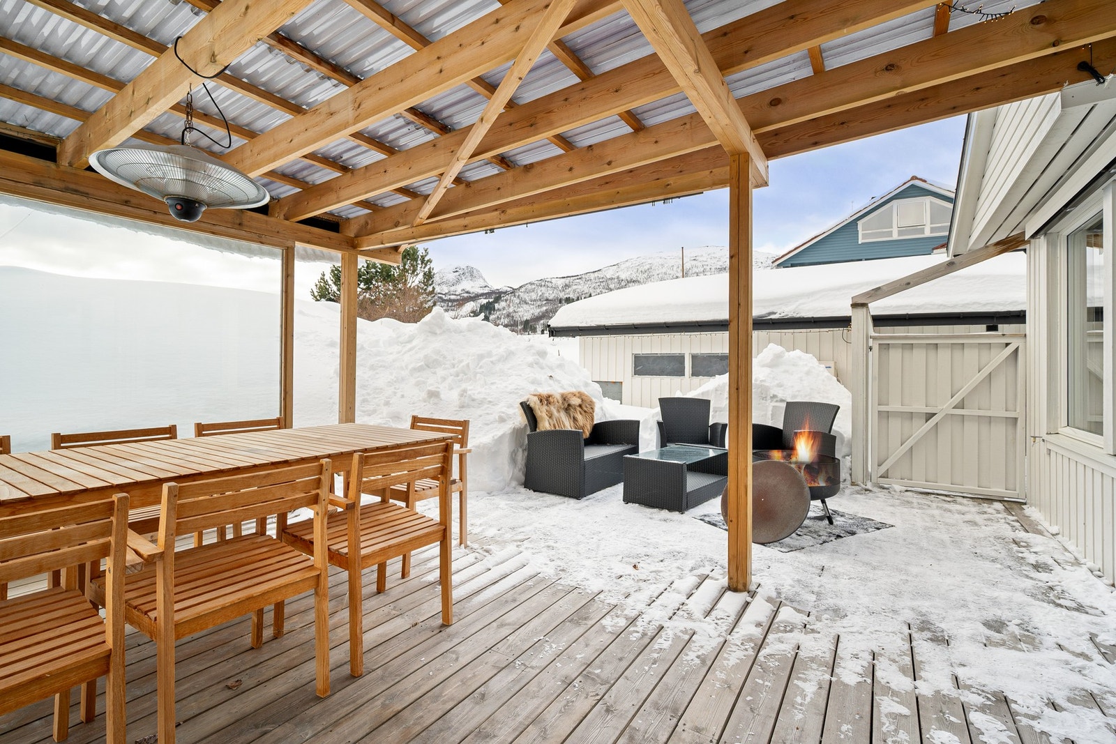 Sammenhengende veranda som strekker seg rundt til inngangsparti Galleribilde