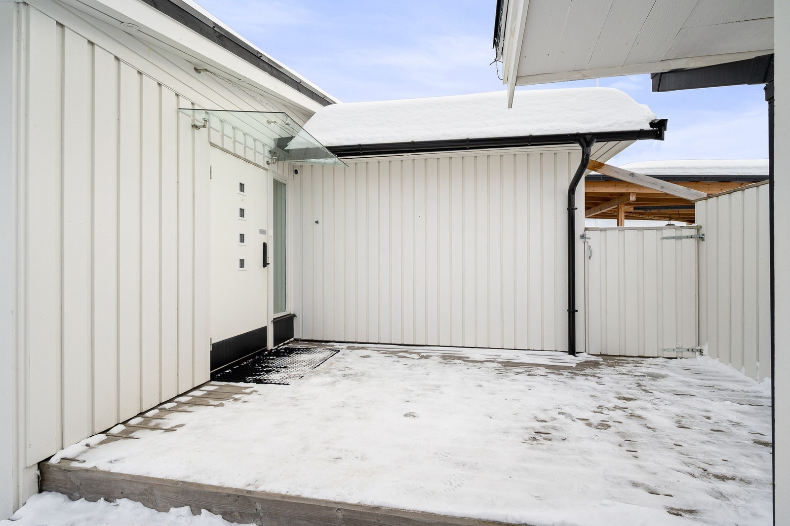 Nyere inngangsdør med kodelås Galleribilde