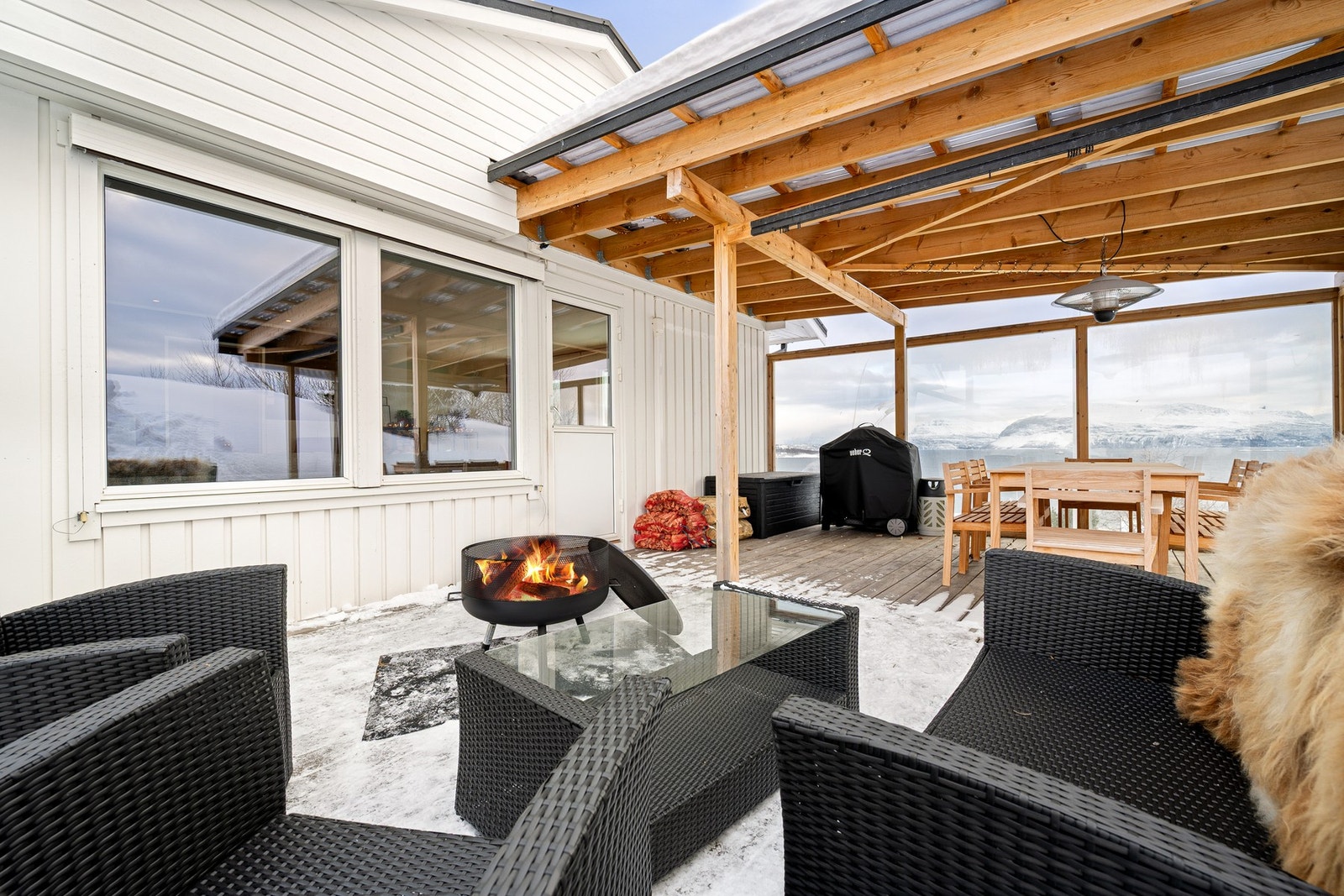 Utenfor stue i hovedetasje er det pent opparbeidet med solrike terrassearealer Galleribilde