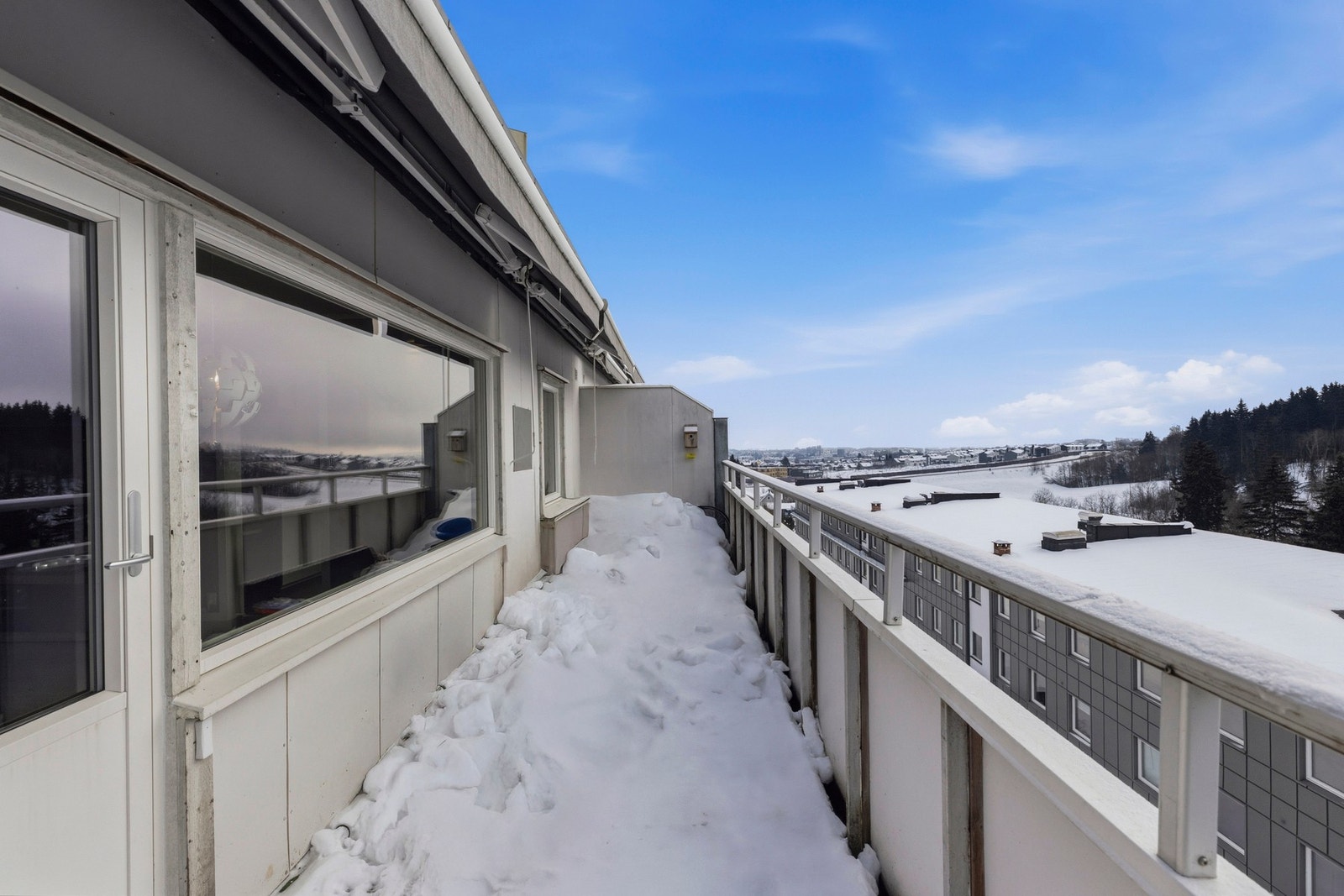 Fra balkongen er det fin utsikt mot Lillestrøm og skog. Galleribilde