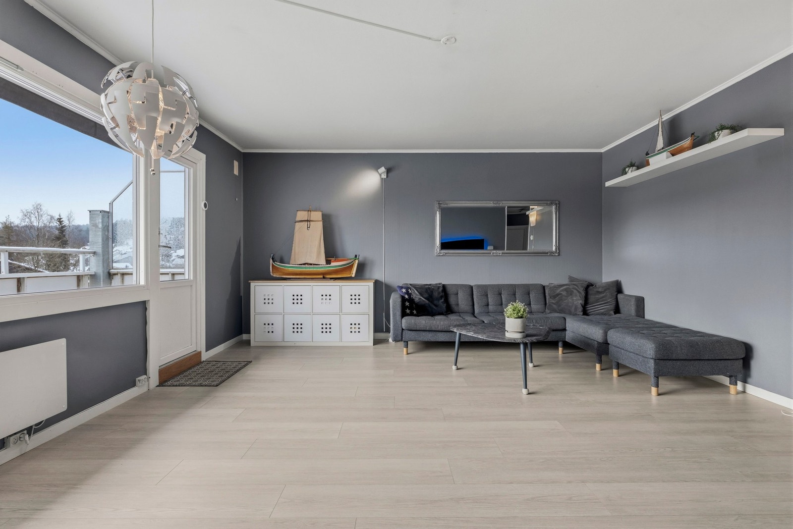 Stuen er romslig og har god plass til en sofagruppe med tilhørende tv-møblement, samt et spisebord. Galleribilde