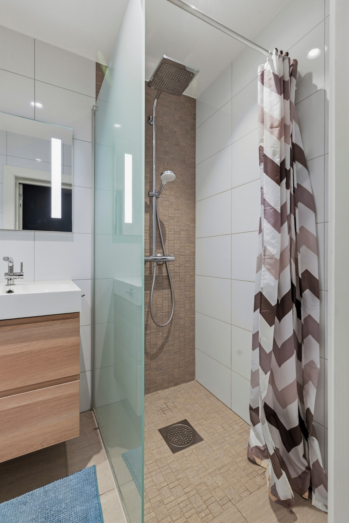 Videre har rommet dusjvegg i herdet glass. Galleribilde