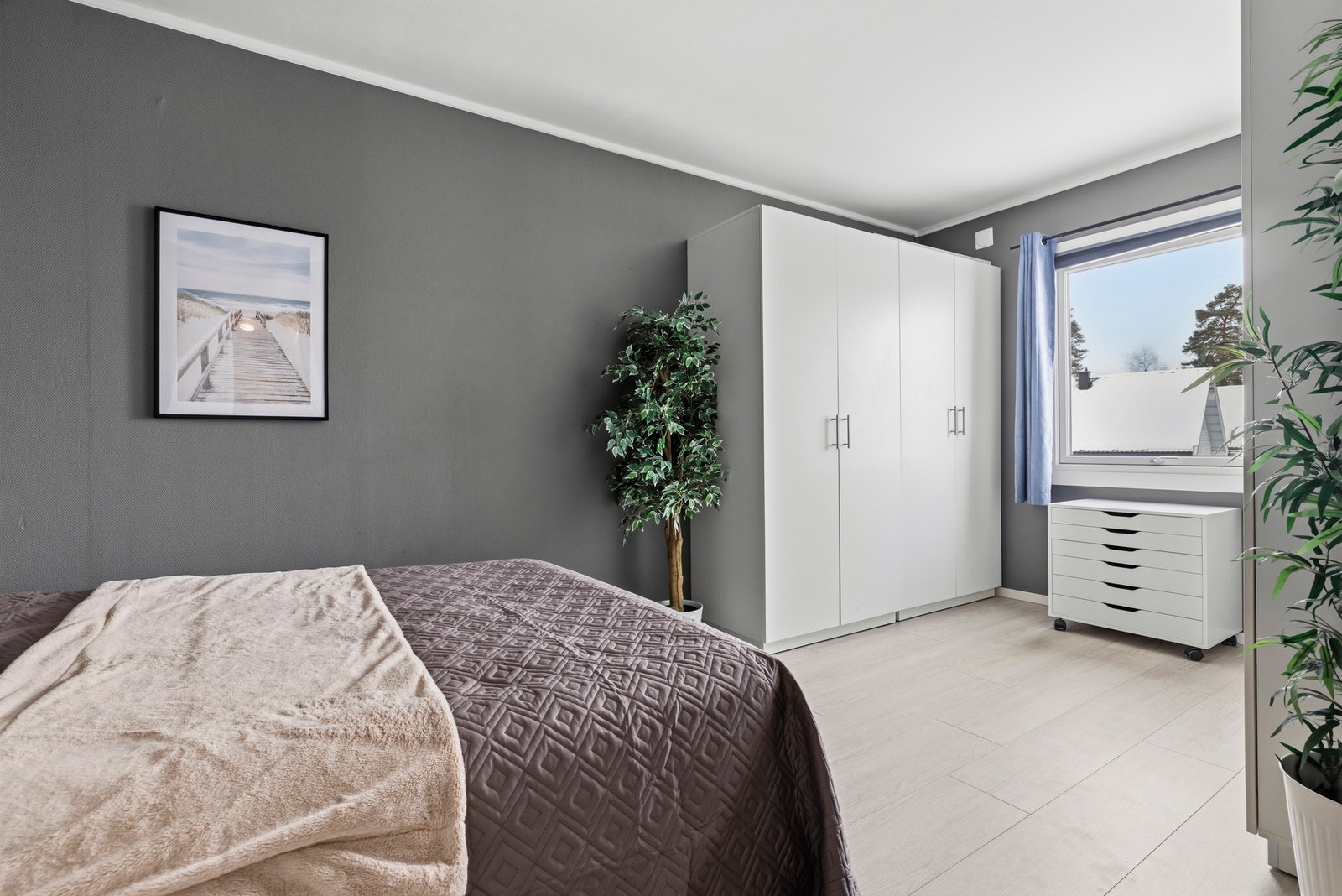 Soverom 1 har godt med garderobeplass i medfølgende garderobeskap. Galleribilde