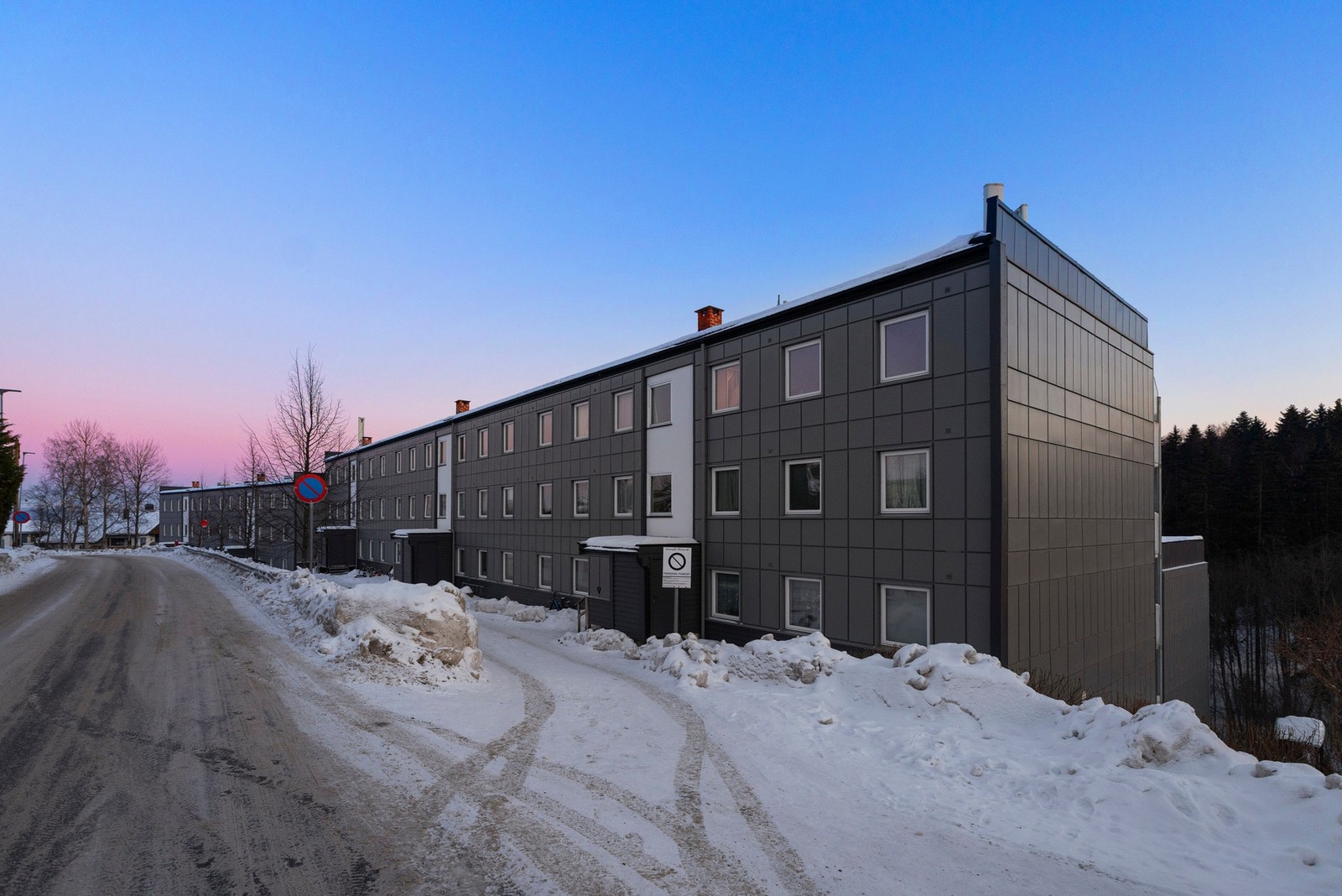 Fasade. Fra leiligheten er det kort vei til barnehage, samt barne- og ungdomsskoler. Galleribilde