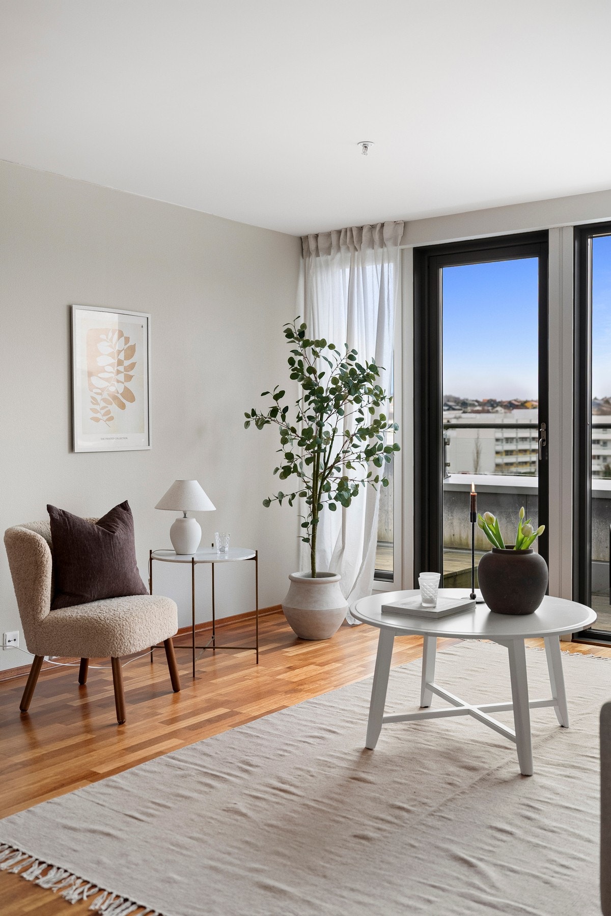 Stuen fremstår lys, romslig og innbydende med gode møbleringsmuligheter for både sofagruppe og spiseplass. Galleribilde