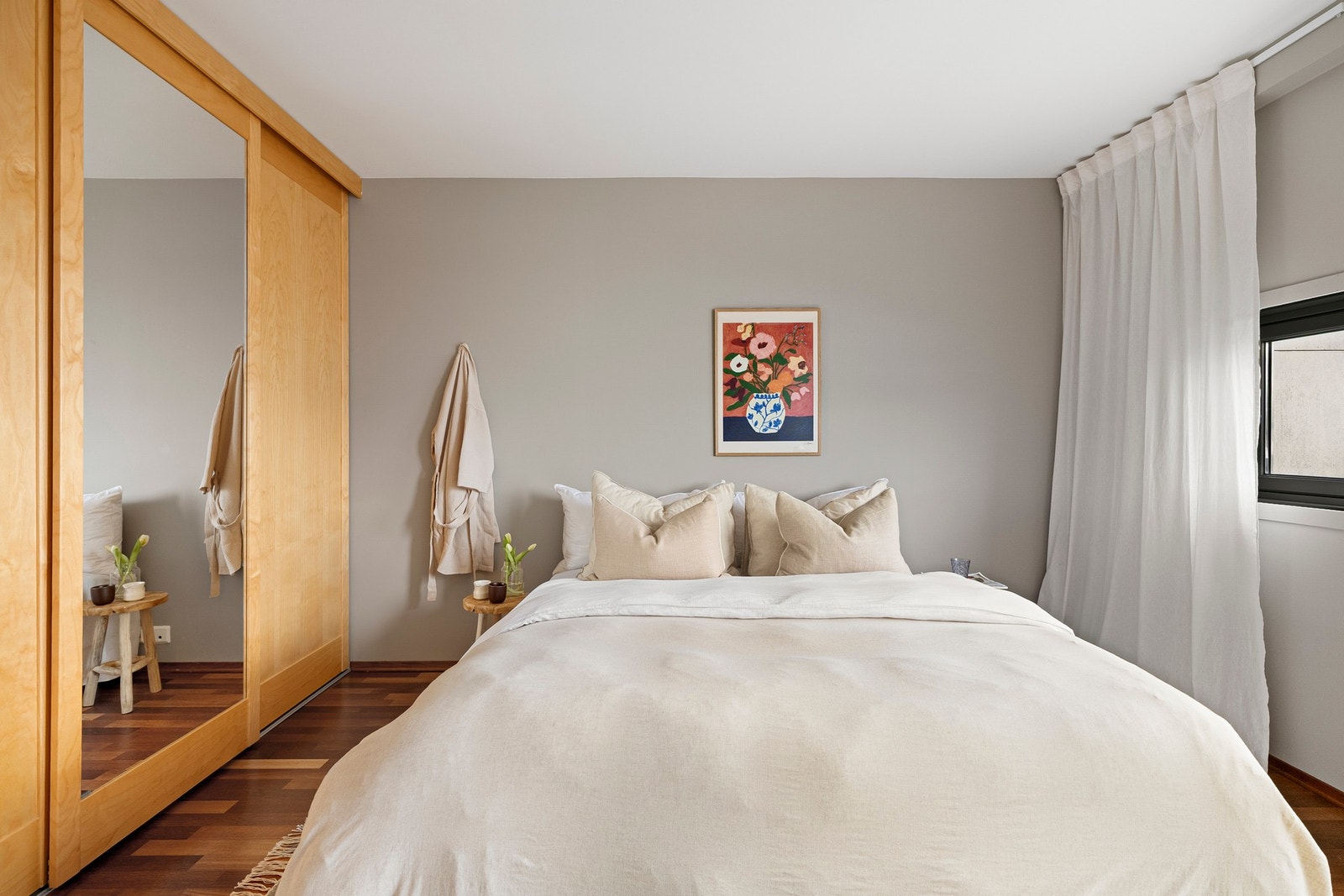 Hovedsoverommet har direkte utgang til terrasse, noe som gir en ekstra kvalitet i hverdagen. Galleribilde