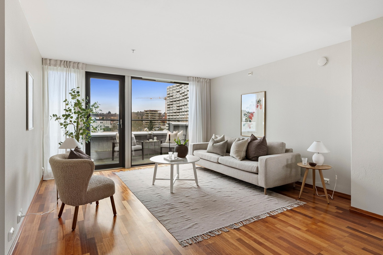 Fra stuen og hovedsoverommet er det utgang til den ene terrassen. Galleribilde