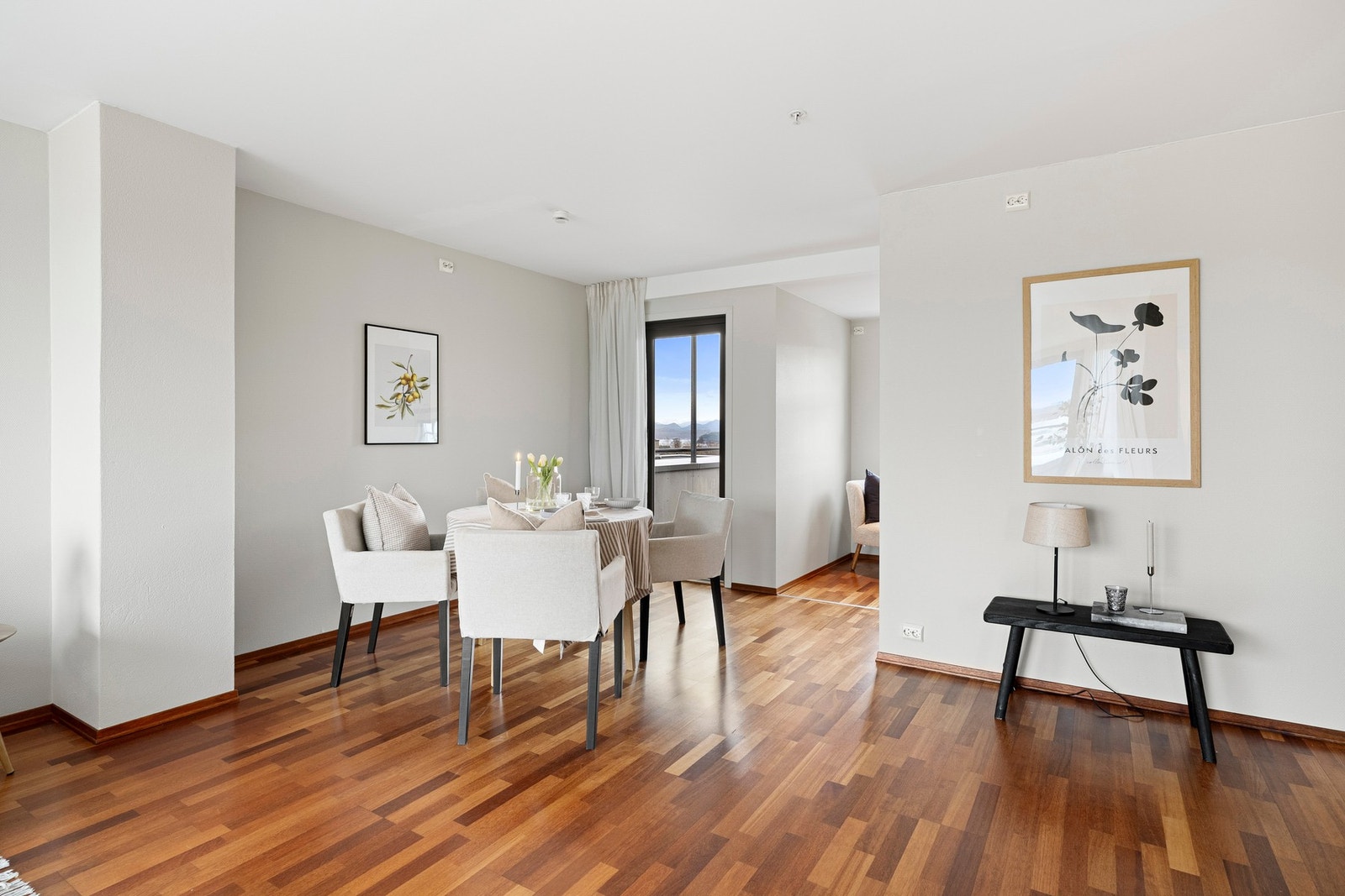 Spiseplassen ligger naturlig til mellom stue og kjøkkenet. Galleribilde