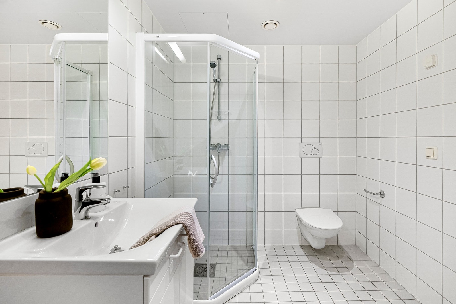 Badet er flislagt på vegger og gulv og har en funksjonell planløsning Galleribilde