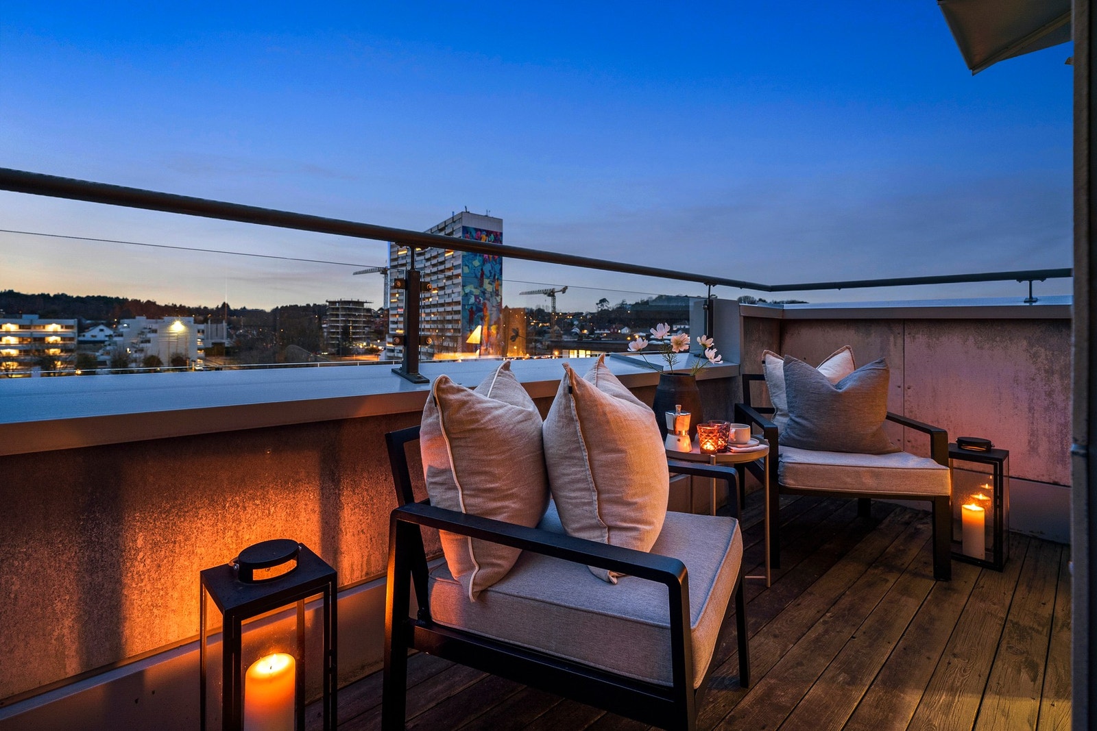 Terrassen egner seg godt til utemøbler og spiseplass, og gir en naturlig forlengelse av stuen i sommerhalvåret.. Galleribilde