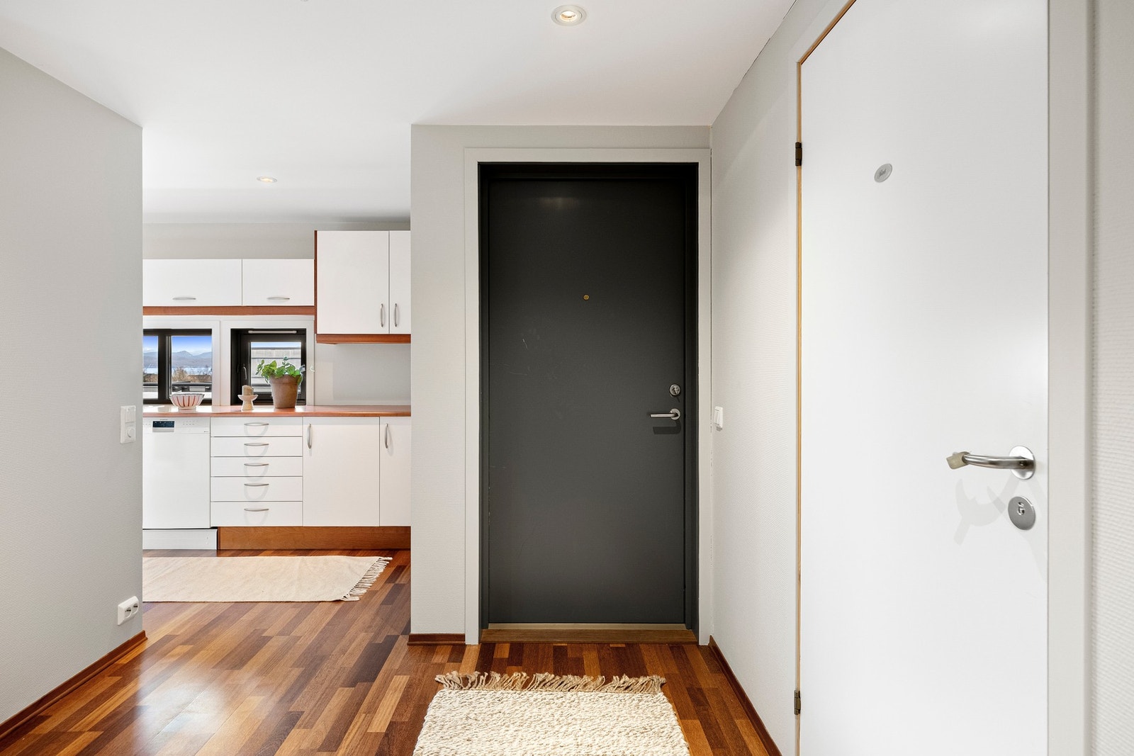 Leiligheten ønskes velkommen via en praktisk og romslig entré med god plass til oppheng av yttertøy og oppbevaring av sko. Galleribilde