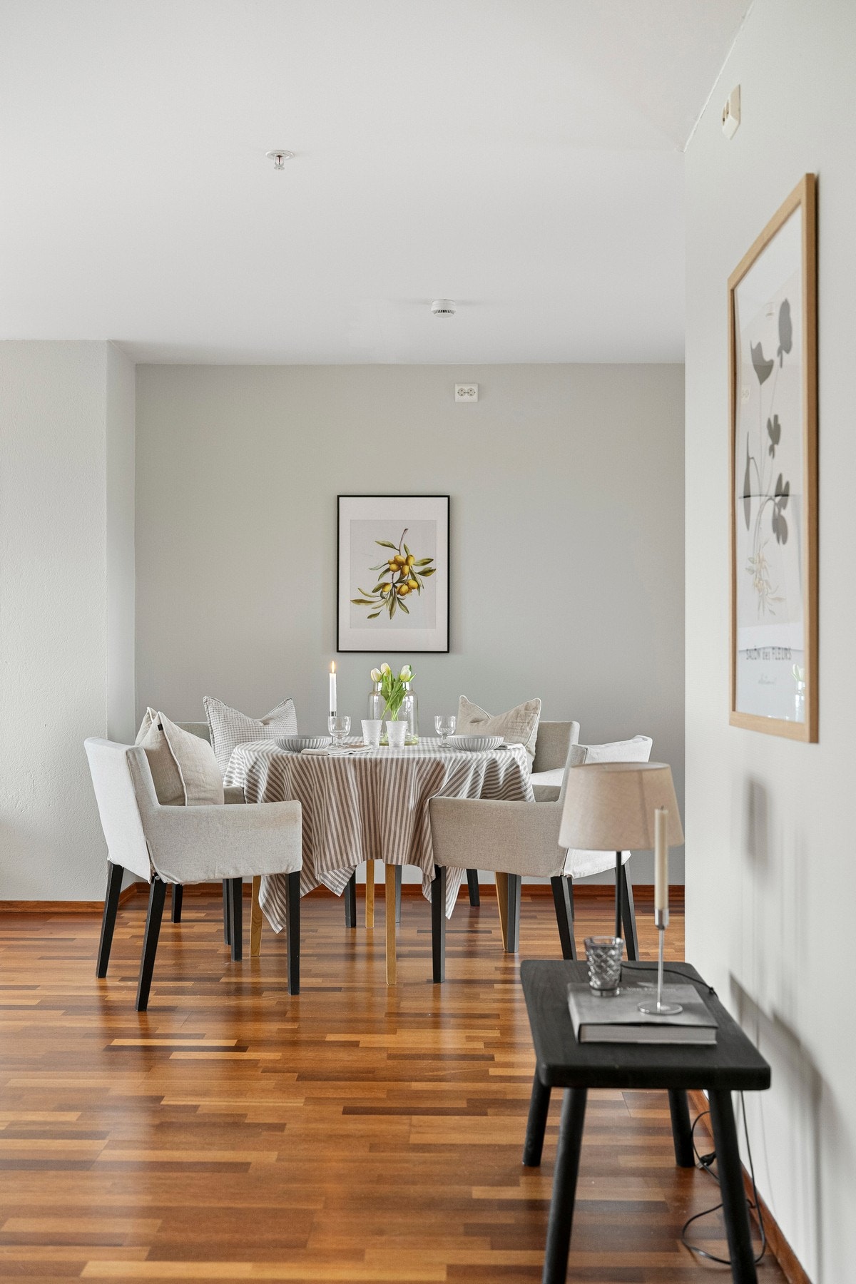 Her er det plass til spisebord med flere sitteplasser, enten til hverdagsbruk eller når man samler familie og venner. Galleribilde