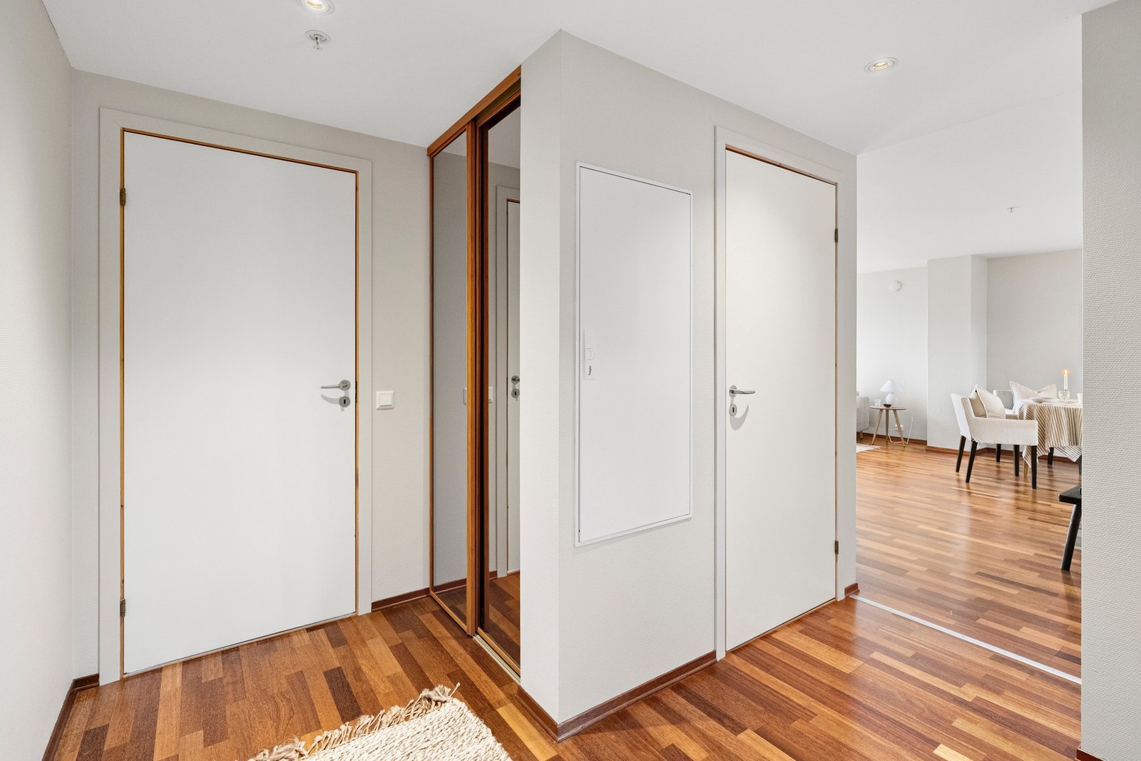 Gangen har en naturlig flyt videre inn i leiligheten og gir adkomst til boligens øvrige rom på en effektiv og oversiktlig måte. Galleribilde