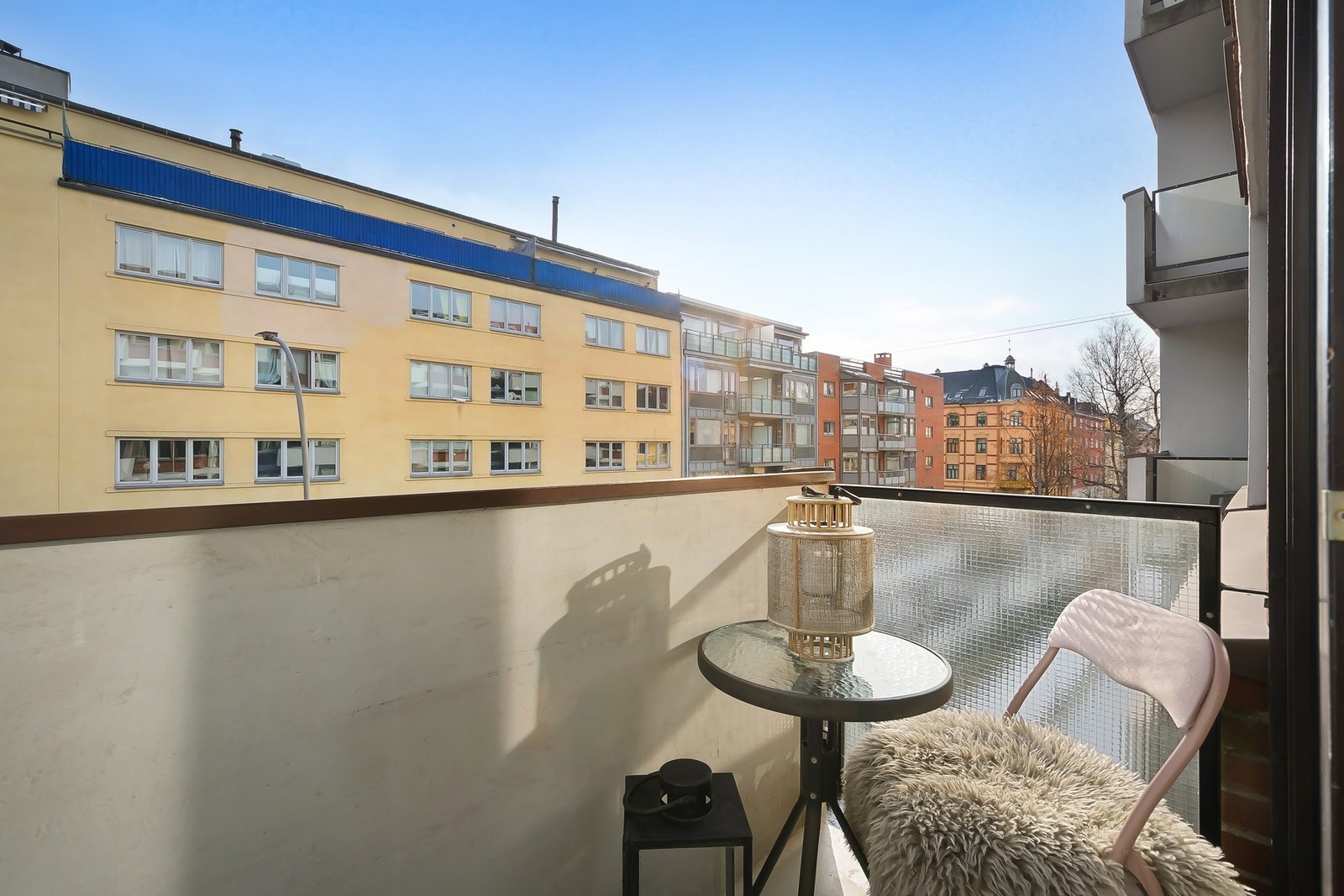 Balkongen er på ca. 2 kvm og har gode solforhold Galleribilde