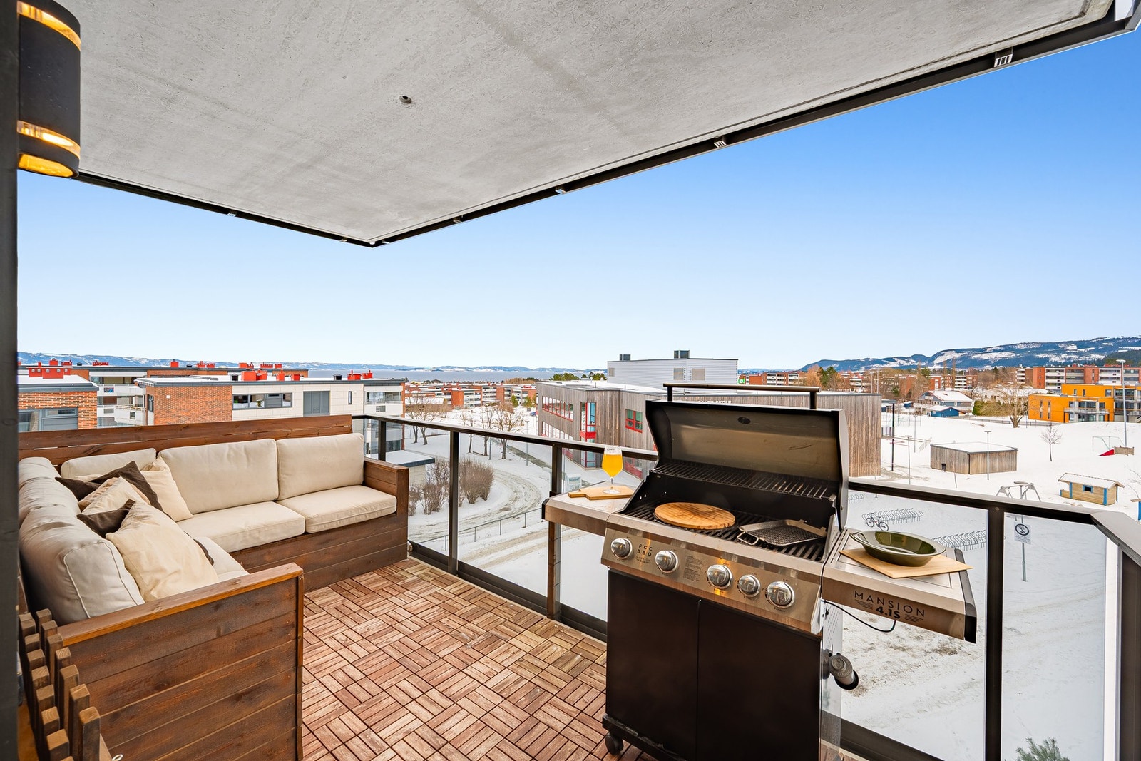 Fra stue har man utgang til balkong med fantastisk utsikt. Det er innredet med plassbygd sittegruppe. Galleribilde