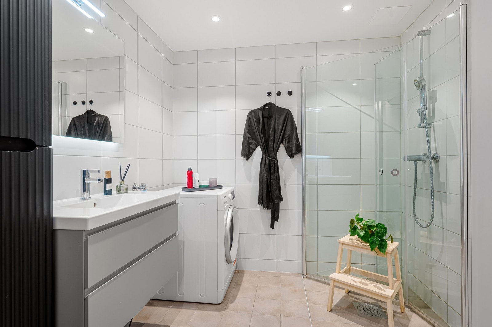 Flott helfliset bad med varme i gulv og downlights i himling. Det er opplegg for vaskemaskin. Galleribilde