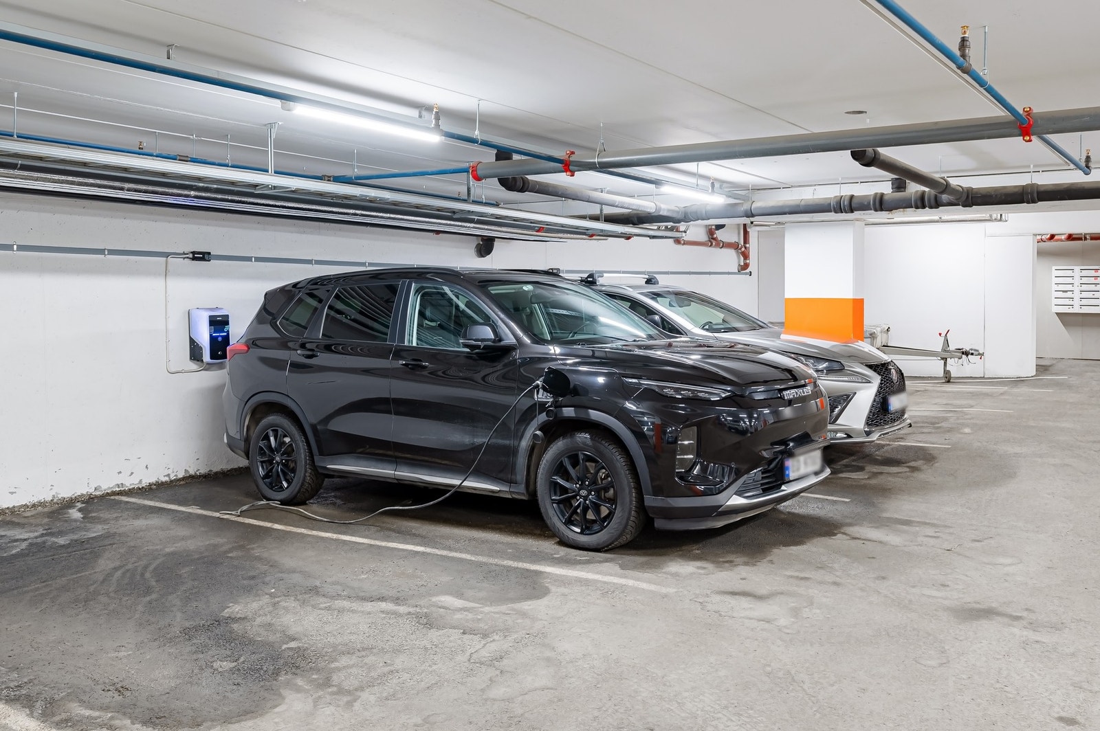 Det følger bruksrett til p-plass i p-kjeller. Beboberne har også felles sykkelparkering, vaskerom og bod med verktøy som alle beboeren kan låne. Galleribilde