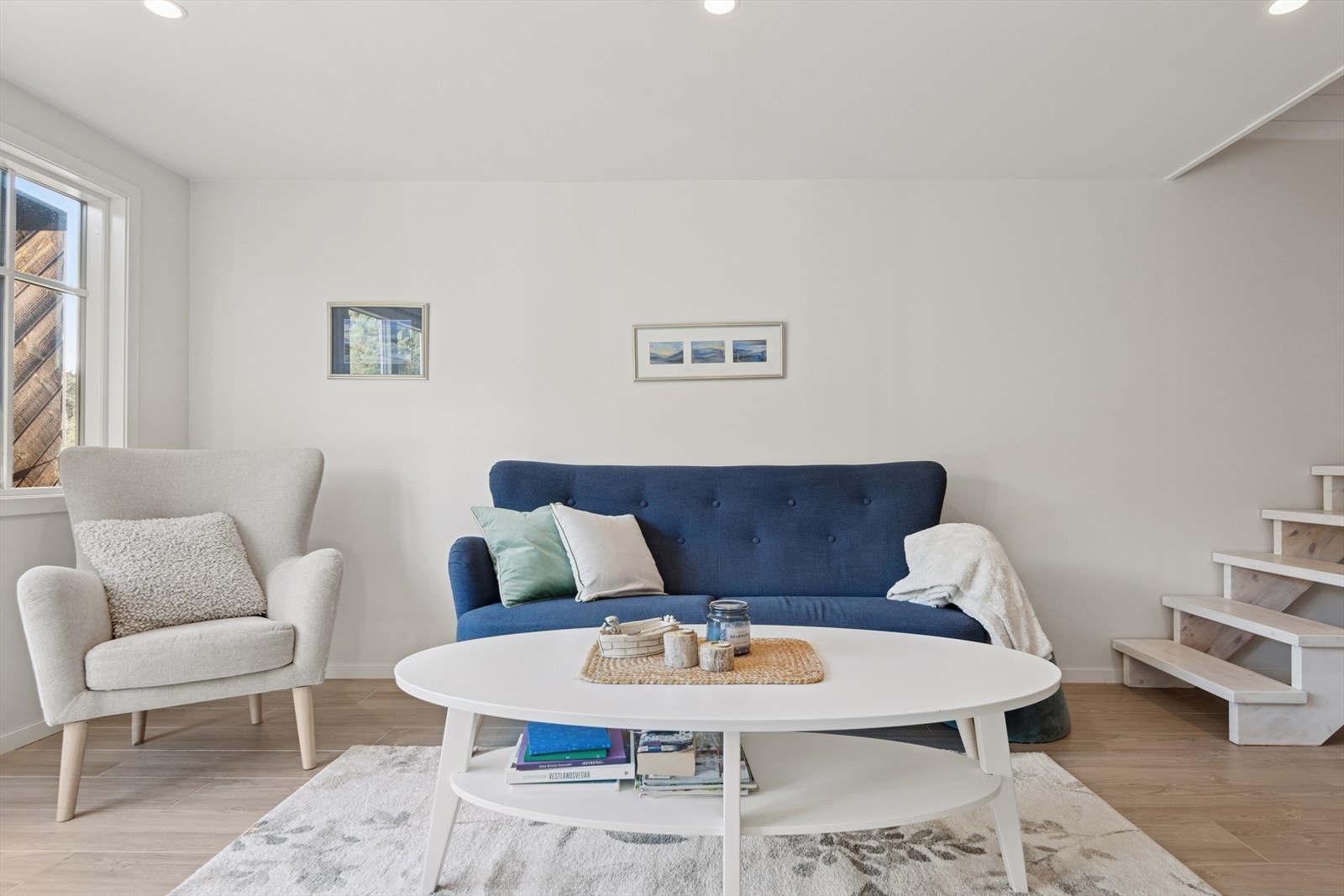 Innredet som stue med god plass til sittegruppe Galleribilde