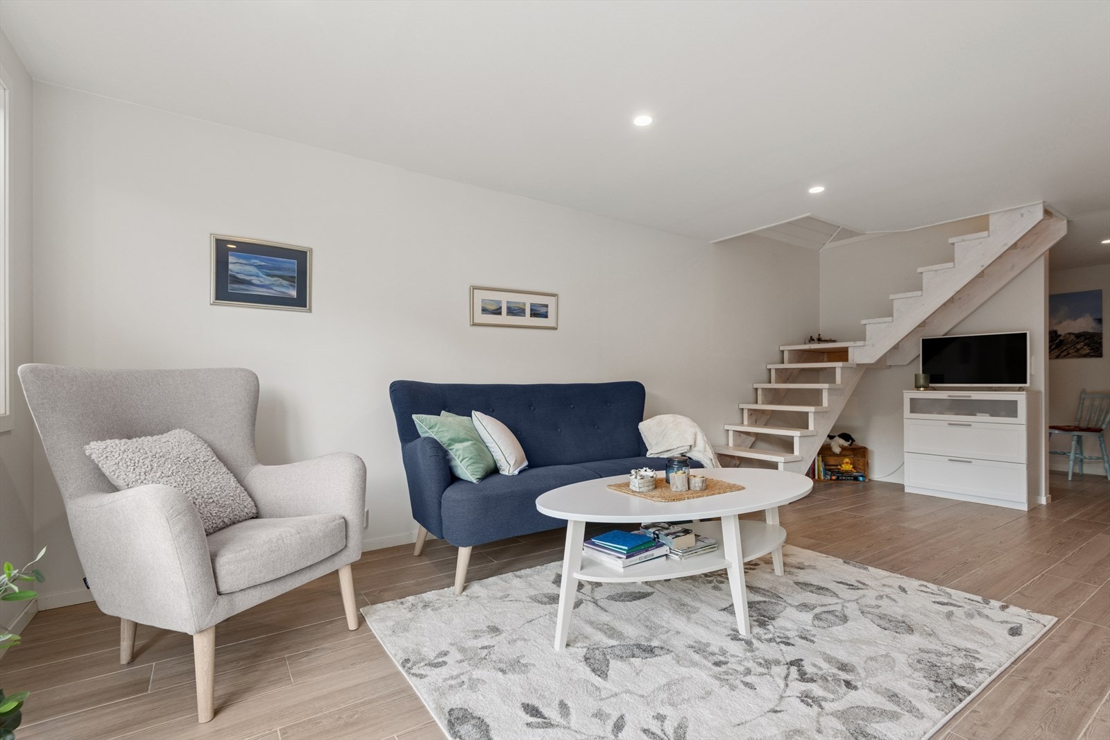 Innredet som stue med god plass til sittegruppe Galleribilde