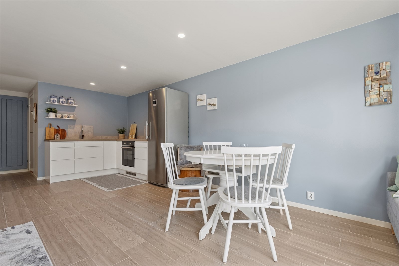 Innredet rom som kjøkken med plass til spisegruppe Galleribilde