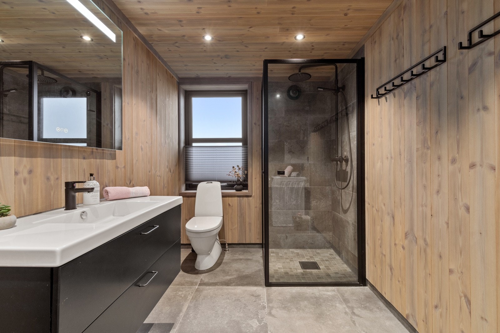 Hovedbadet - dette er av god størrelse. Galleribilde