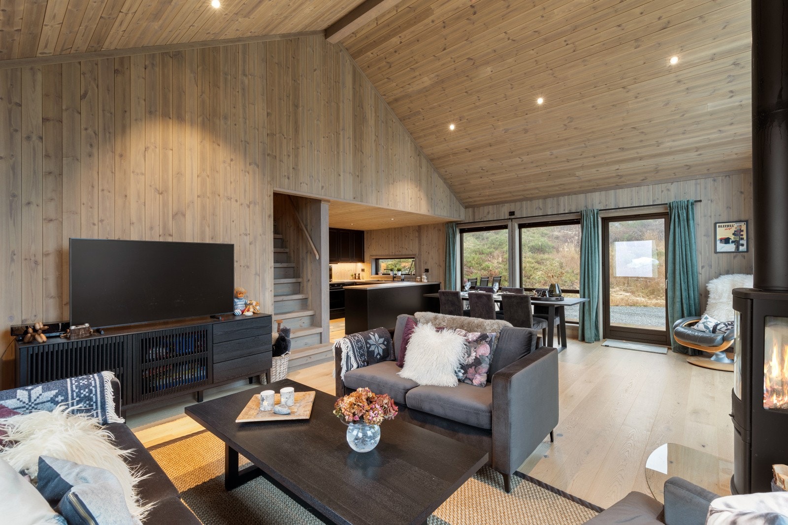 Stue med kjøkken i bakkannt Galleribilde