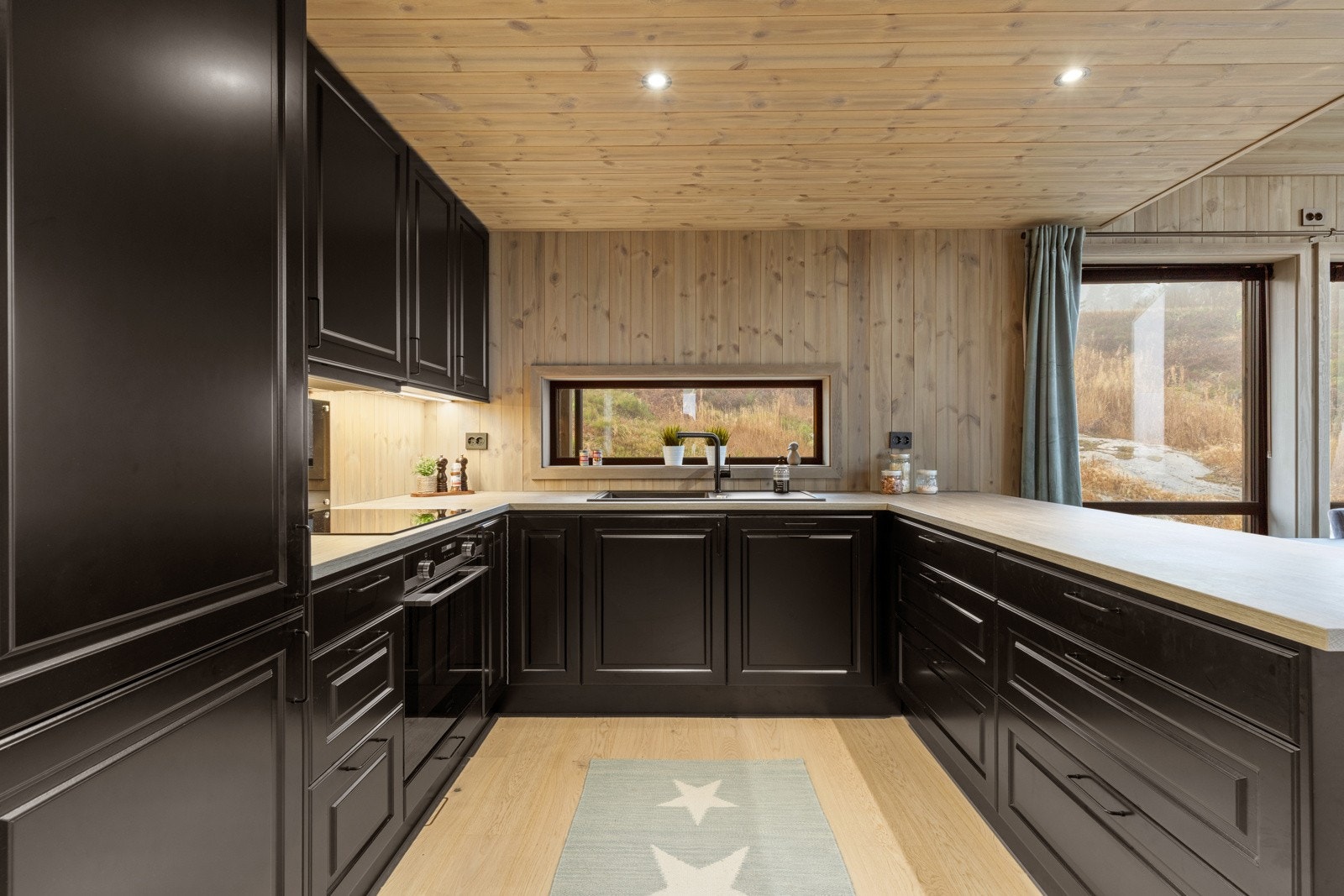 Kjøkken i mørk farge. Galleribilde