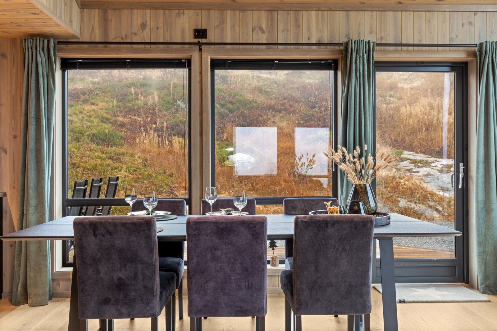 Det er god plass til spisestue og mange gjester. Galleribilde