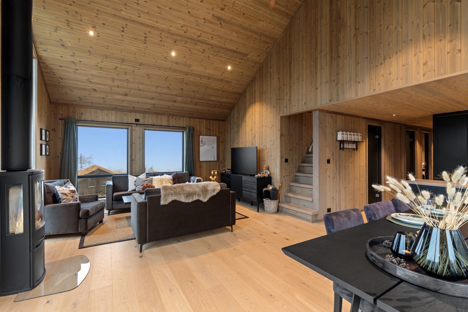 Koselig sofakrok med trapp opp til hemsen. Galleribilde