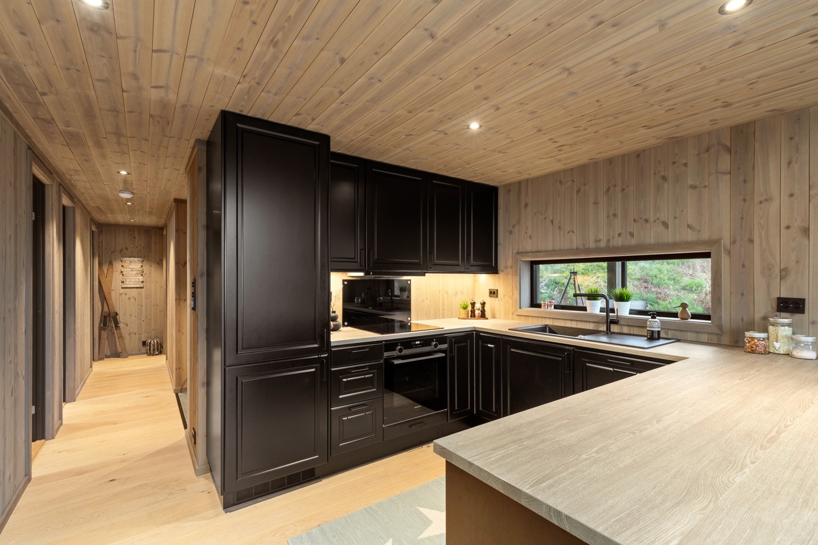 Gangen fører deg til bad og soverom. Galleribilde