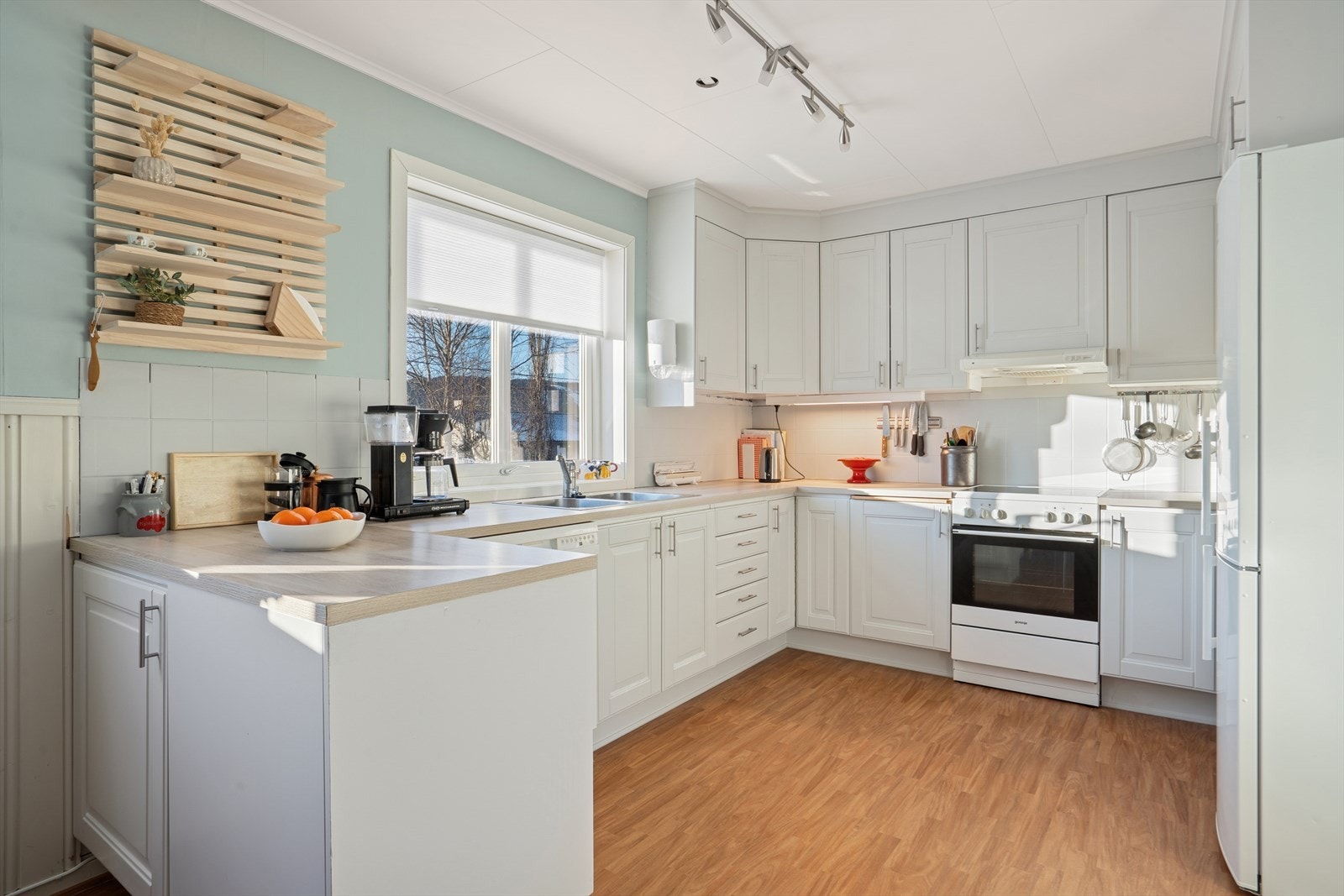 Gode arbeidsflater og belysning under overskapene gir funksjonelle arbeidsforhold. Galleribilde