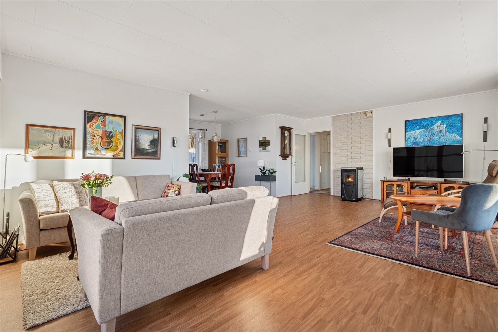 En pelletsovn i stuen sørger for effektiv og behagelig varme. Galleribilde